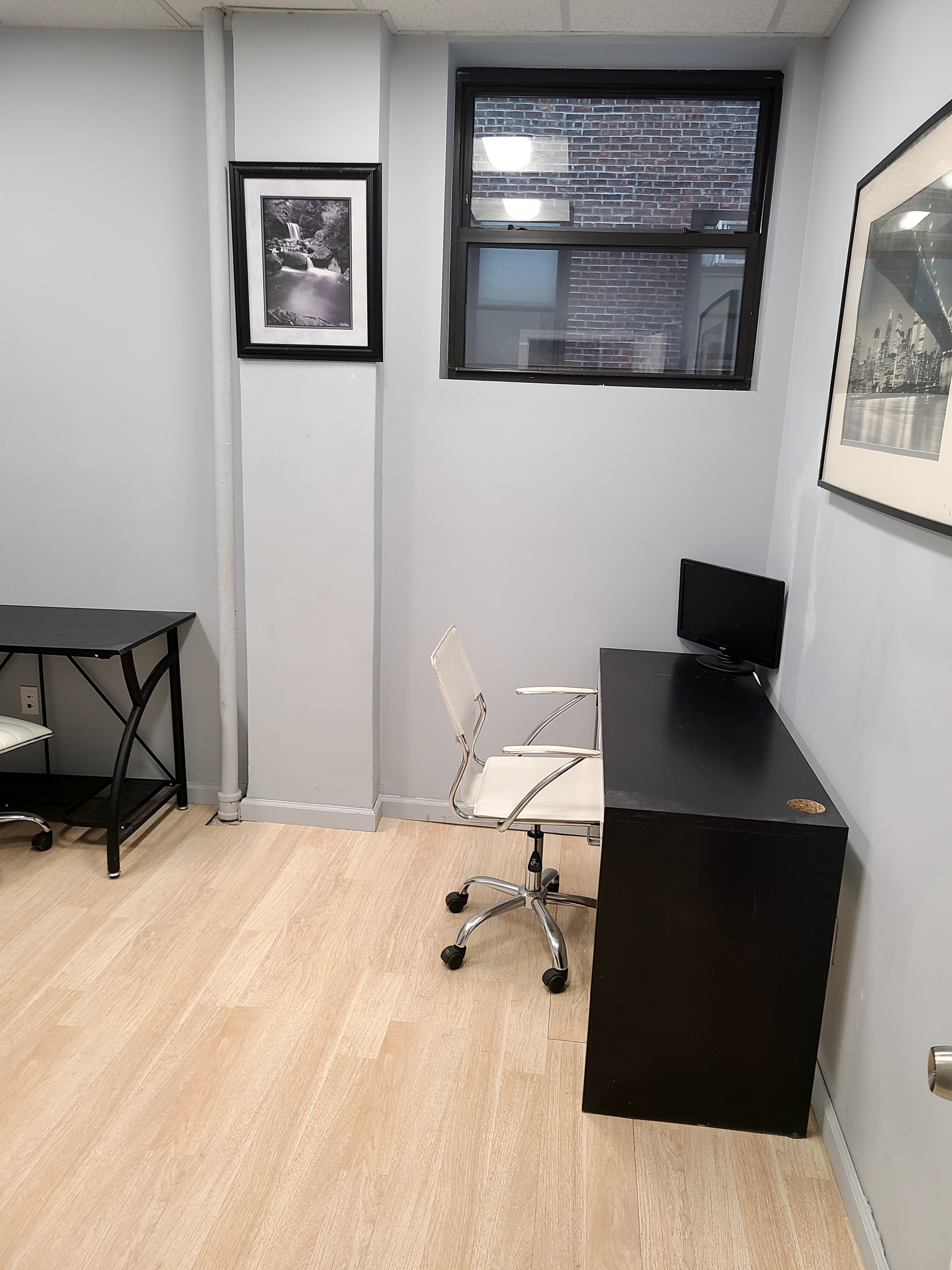 Spacious Office with Sophisticated Interiors - thumbnail 2